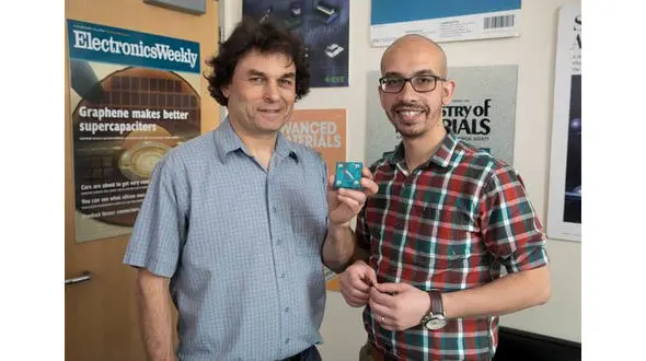 دستگاه خورشیدی که برق تولید می کند