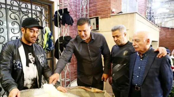 فیلم / همکاری دو سوپراستار، علی دایی و محمدرضا گلزار در دادن غذای نذری امام حسین دست مردم/ چه حال و هوای عرفانی و نابی