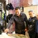 فیلم / همکاری دو سوپراستار، علی دایی و محمدرضا گلزار در دادن غذای نذری امام حسین دست مردم/ چه حال و هوای عرفانی و نابی