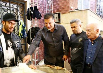 فیلم / همکاری دو سوپراستار، علی دایی و محمدرضا گلزار در دادن غذای نذری امام حسین دست مردم/ چه حال و هوای عرفانی و نابی
