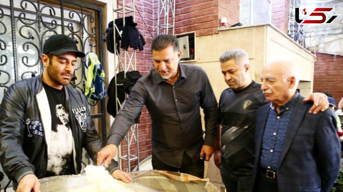 فیلم / همکاری دو سوپراستار، علی دایی و محمدرضا گلزار در دادن غذای نذری امام حسین دست مردم/ چه حال و هوای عرفانی و نابی