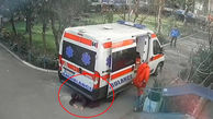 ببینید / راننده عجول آمبولانس مرد جوان را زیر گرفت و روی او پارک کرد + فیلم شوک آور