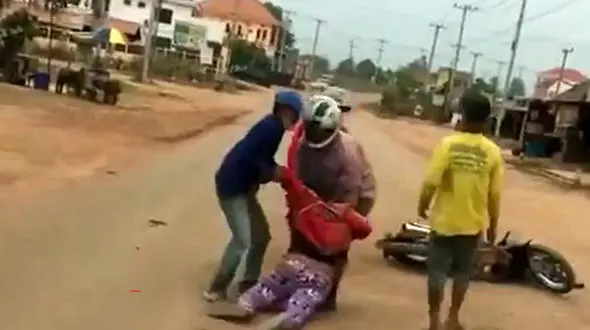 عاقبت شوم مشت های یک مرد به زنش روی موتور + فیلم