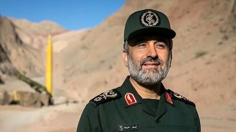 اهدای نشان فتح به سردار امیر علی حاجی زاده فرمانده نیروی هوافضای سپاه