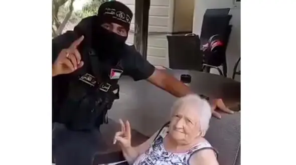 خنده دارترین فیلم  از حمله فلسطینی ها به اسرائیل / ببینید پیرزن چه حالی دارد ؟!