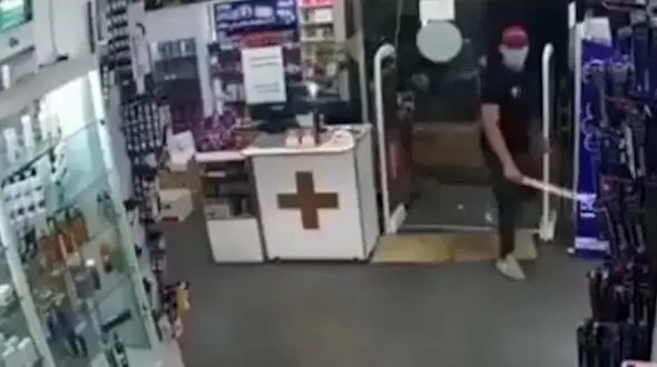 فیلم حمله وحشیانه 3 شمشیرزن به داروخانه ای در تهران