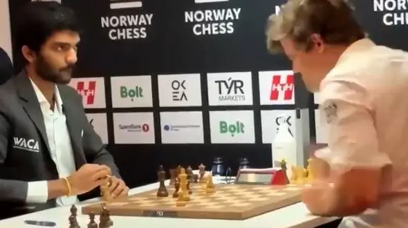 مگنوس کارلسن بعد از باخت  میز شطرنج را بهم زد! + فیلم