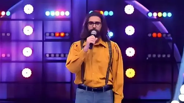 فیلم آوازخوانی زیبای این پسر از یک خواننده قدیمی همه سالن رو به گریه انداخت!