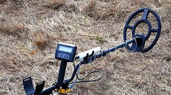 کشف فلزیاب و دستگیری سه متهم در جاجرم