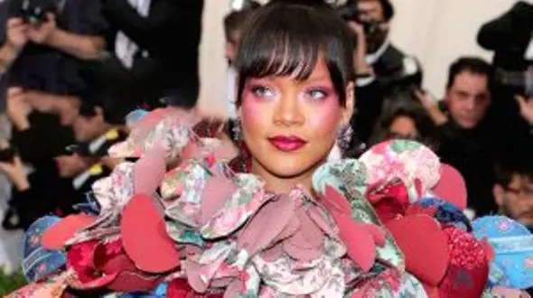 جلب توجه ریحانا با لباس عجیب! +عکس