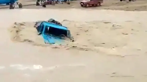 فیلم لحظه گرفتاری وانت آبی رنگ  در سیل سیستان و بلوچستان + جزییات