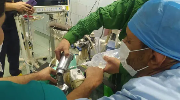 تلخ ترین عکس / چرخ شدن دست دختر 13 ماهه در چرخ گوشت خانگی / جوانرود

