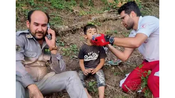 مخفی شدن پسر بچه گم شده در زیر بوته های تمشک + جزئیات و عکس