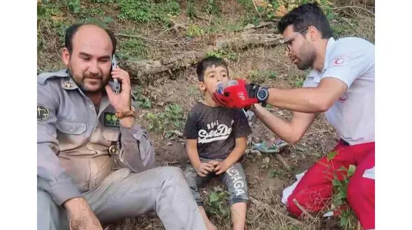 مخفی شدن پسر بچه گم شده در زیر بوته های تمشک + جزئیات و عکس