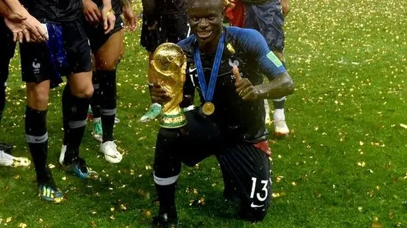 خجالت بچگانه بازیکن فرانسه از عکس گرفتن با جام +عکس