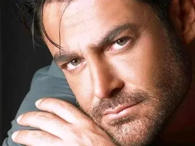 محمد رضا گلزار: من مریضی شاگرد اول شدن داشتم، خانواده میخواستن پزشک بشم، دوران دبیرستان تمام فکرم این بود که اسمم صدر همه اسامی شاگرد درسخوان‌ها باشد و...