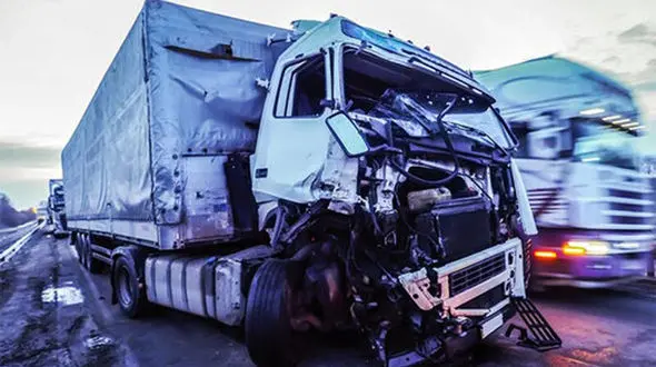 فیلم لحظه وحشتناک له کردن چندین خودرو توسط یک تریلی وسط اتوبان