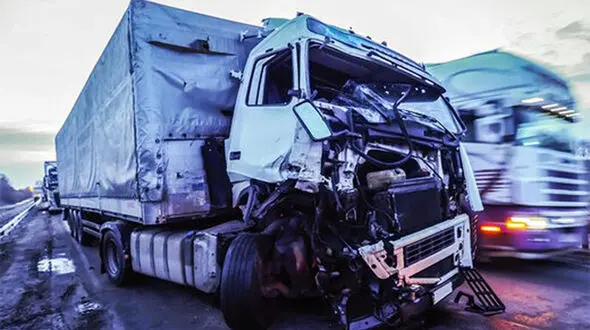 فیلم لحظه وحشتناک له کردن چندین خودرو توسط یک تریلی وسط اتوبان