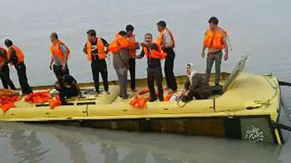غرق شدن اتوبوس مسافربری در آب های قشم /این حادثه هنگام ورود به شناور رخ داد+عکس