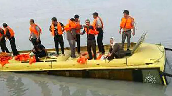 غرق شدن اتوبوس مسافربری در آب های قشم /این حادثه هنگام ورود به شناور رخ داد+عکس