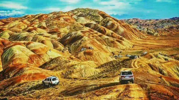 ابهت و زیبایی خیره کننده کوه های رنگی و کویر نجم آباد + عکس