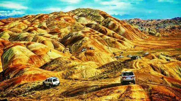 ابهت و زیبایی خیره کننده کوه های رنگی و کویر نجم آباد + عکس