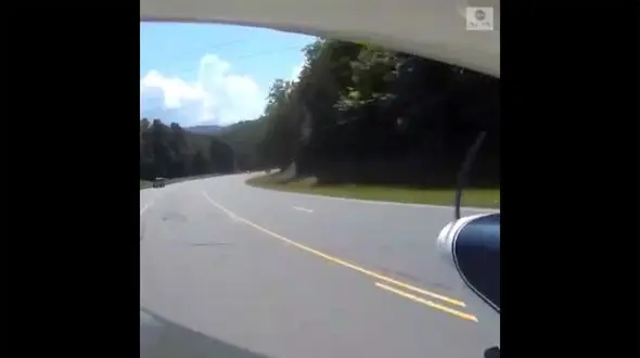 فیلم دیدنی از فرود اضطراری یک هواپیمای در وسط اتوبان / ببینید