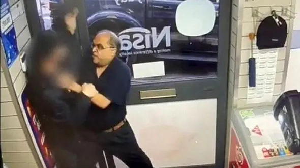 گرفتار شدن دزد توسط فروشنده موقع فرار + فیلم