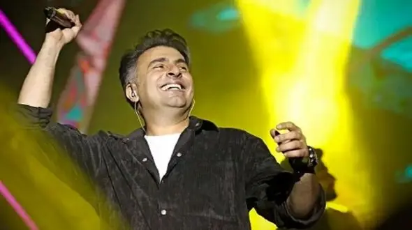 فیلم آواز کنسرتی /  رقص حرفه ای علیرضا طلیسچی تو اجراش که همین حین به طرفدارشم اخطار میده ...