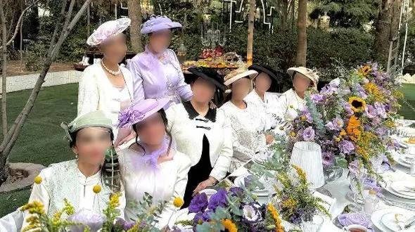 عکس مهمانی عجیب در شمال تهران با تم عصرانه انگلیسی / تولد دختر تهرانی در فضایی مشابه قرن نوزدهم انگلیس 