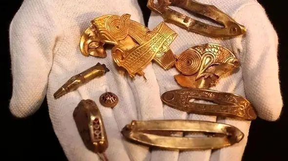 گنجینه‌ 1400 ساله: رازهای جواهرات شکسته روی یک تپه