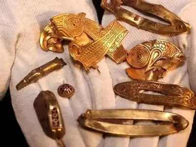 گنجینه‌ 1400 ساله: رازهای جواهرات شکسته روی یک تپه