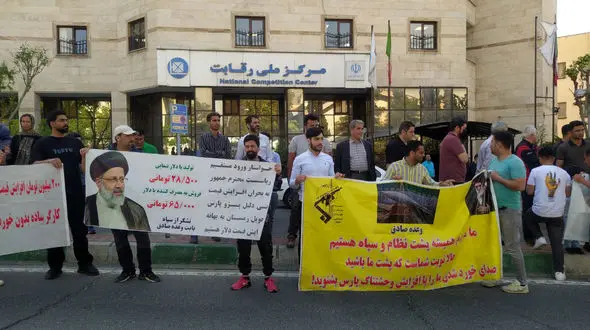 ایران خودرو اشک مردم را درآورد! / مشتریان خشمگین پژو پارس وارد ساختمان شورای رقابت شدند + فیلم و عکس