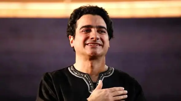 آواز شاد؛ همایون شجریان آهنگ عاشق شدم رو چنان تو اوج خوند که خودش رقصش گرفت