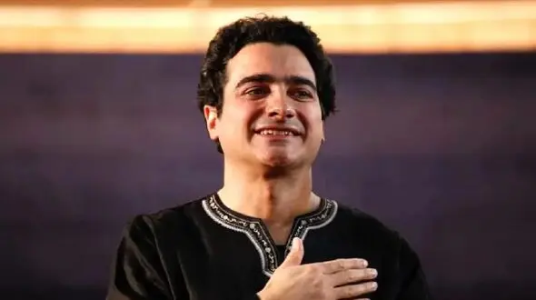 آواز شاد؛ همایون شجریان آهنگ عاشق شدم رو چنان تو اوج خوند که خودش رقصش گرفت