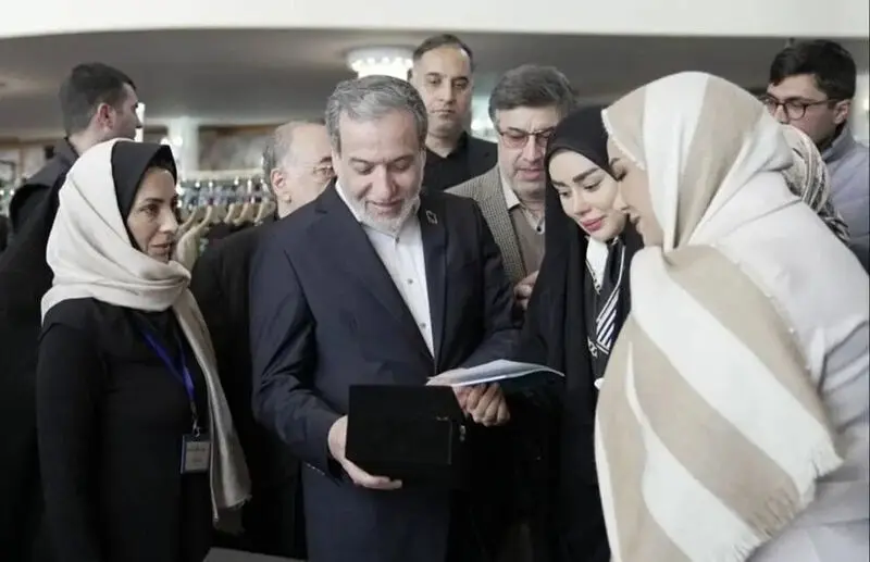 سید عباس عراقچی وزیر امور خارجه  و همسرش 