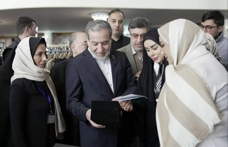 سید عباس عراقچی وزیر امور خارجه  و همسرش 