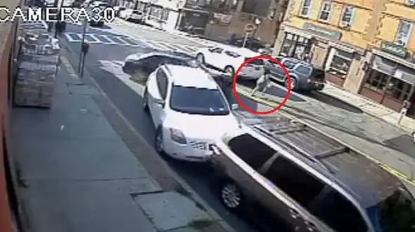 نجات مادر و کودک از زیر خودرو / خودرو داخل آرایشگاه رفت + فیلم وحشتناک 