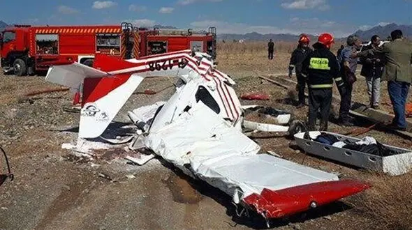 4 عکس از صحنه سقوط هواپیما در مرودشت شیراز / اولین عکس از سرنشینانش !