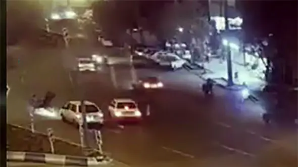 2 خودرو خانواده یزدی را زیر گرفتند + فیلم هولناک