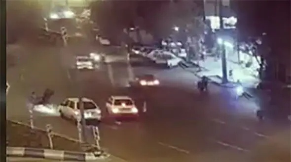 2 خودرو خانواده یزدی را زیر گرفتند + فیلم هولناک