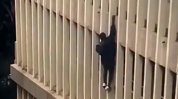 فرار هالیوودی در جلسه دادگاه / متهم از طبقه دوم به پایین پرید + فیلم