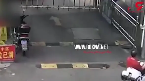 رانندگی با ماشین اسباب بازی در خیابان شلوغ! +فیلم 