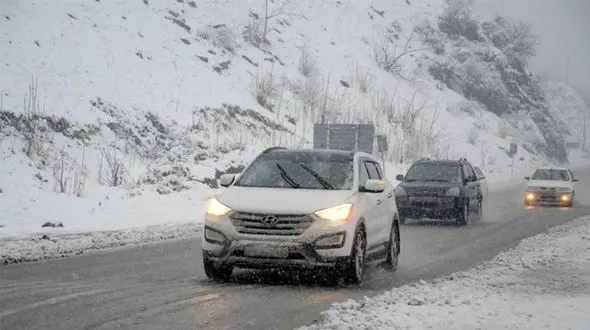 مسدود شدن سه محور در پی بارش شدید برف و کولاک