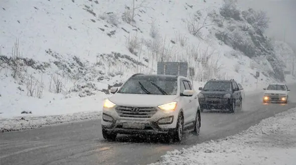 مسدود شدن سه محور در پی بارش شدید برف و کولاک