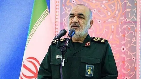 فیلم تلقین خواندن منصور ارضی در خاکسپاری شهید سردار سلامی 