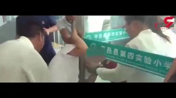 سر این دانش آموز بین در شیشه ای قرار داشت؟+ فیلم