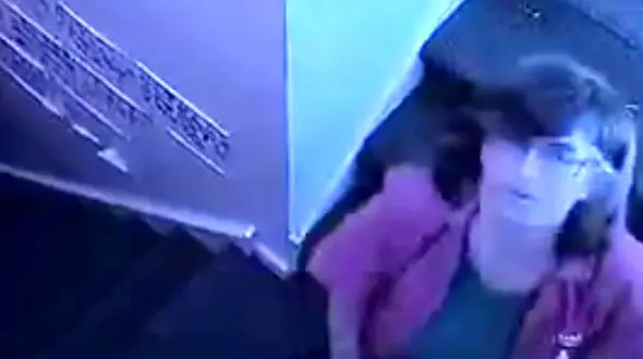 بلایی که مربی مهد کودک سر دختر 4 ساله در راه پله آورد+ فیلم