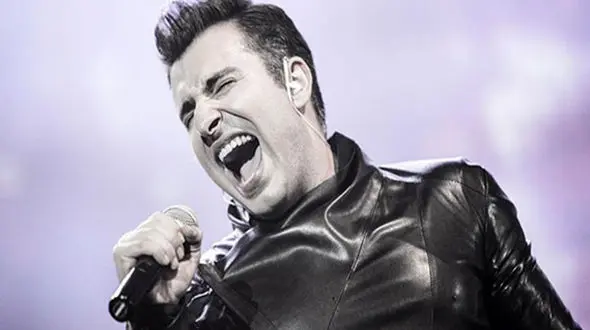 ماجرای گریه ی خواننده مشهور روی استیج کنسرت تهران چه بود؟+فیلمی که فاش کرد!