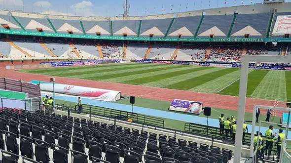 حال و هوای ورزشگاه آزادی 3 ساعت مانده تا دربی100/ تشویق وریا غفوری + فیلم